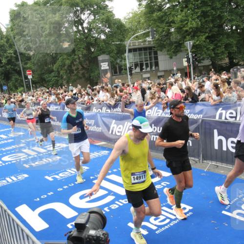 29.06.2025 - hella hamburg halbmarathon Michael Strokosch http://msf.ph/oto/8536467 29.06.2025 10:46:01 Ziel  meine-sportfotos.de