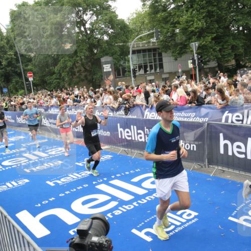 29.06.2025 - hella hamburg halbmarathon Michael Strokosch http://msf.ph/oto/8536471 29.06.2025 10:46:02 Ziel  meine-sportfotos.de
