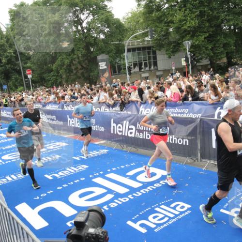29.06.2025 - hella hamburg halbmarathon Michael Strokosch http://msf.ph/oto/8536477 29.06.2025 10:46:03 Ziel  meine-sportfotos.de