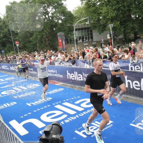 29.06.2025 - hella hamburg halbmarathon Michael Strokosch http://msf.ph/oto/8536481 29.06.2025 10:27:36 Ziel  meine-sportfotos.de