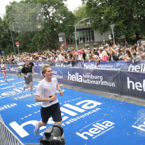29.06.2025 - hella hamburg halbmarathon Michael Strokosch http://msf.ph/oto/8536489 29.06.2025 10:46:05 Ziel  meine-sportfotos.de
