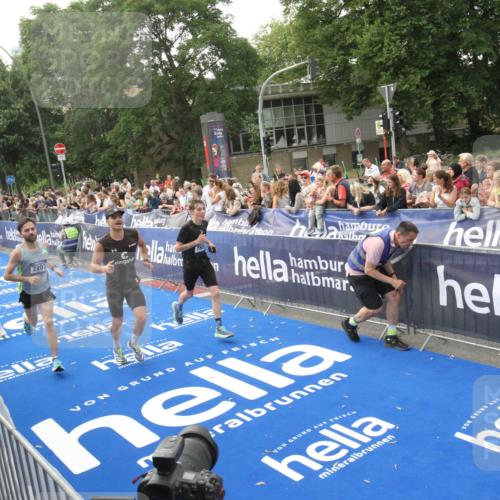 29.06.2025 - hella hamburg halbmarathon Michael Strokosch http://msf.ph/oto/8536496 29.06.2025 10:27:43 Ziel  meine-sportfotos.de