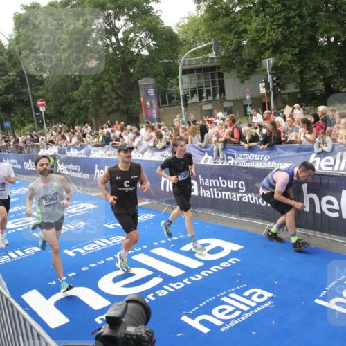 29.06.2025 - hella hamburg halbmarathon Michael Strokosch http://msf.ph/oto/8536498 29.06.2025 10:27:43 Ziel  meine-sportfotos.de