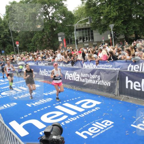 29.06.2025 - hella hamburg halbmarathon Michael Strokosch http://msf.ph/oto/8536501 29.06.2025 10:46:07 Ziel  meine-sportfotos.de