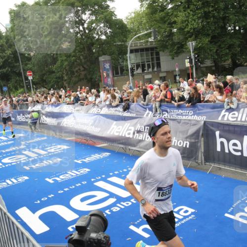29.06.2025 - hella hamburg halbmarathon Michael Strokosch http://msf.ph/oto/8536506 29.06.2025 10:27:44 Ziel  meine-sportfotos.de