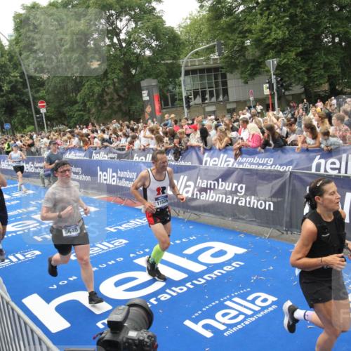 29.06.2025 - hella hamburg halbmarathon Michael Strokosch http://msf.ph/oto/8536507 29.06.2025 10:46:09 Ziel  meine-sportfotos.de