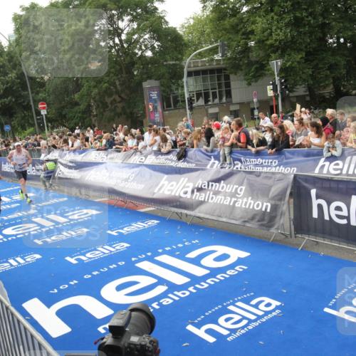 29.06.2025 - hella hamburg halbmarathon Michael Strokosch http://msf.ph/oto/8536508 29.06.2025 10:27:45 Ziel  meine-sportfotos.de