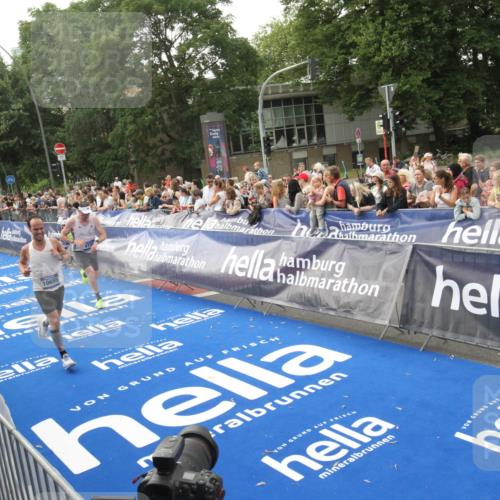 29.06.2025 - hella hamburg halbmarathon Michael Strokosch http://msf.ph/oto/8536510 29.06.2025 10:27:45 Ziel  meine-sportfotos.de