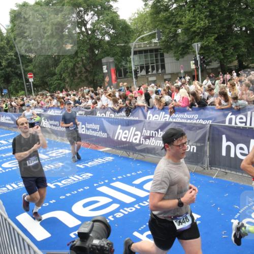 29.06.2025 - hella hamburg halbmarathon Michael Strokosch http://msf.ph/oto/8536512 29.06.2025 10:46:09 Ziel  meine-sportfotos.de
