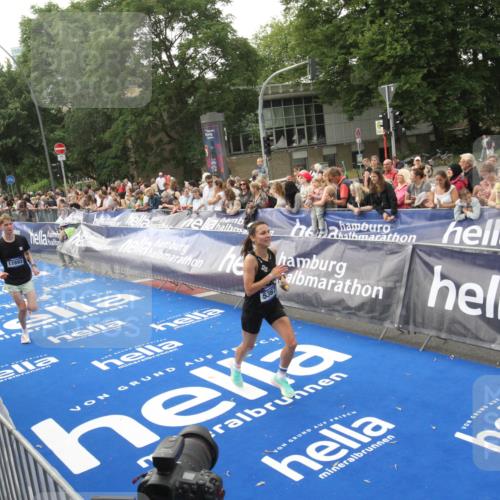 29.06.2025 - hella hamburg halbmarathon Michael Strokosch http://msf.ph/oto/8536527 29.06.2025 10:27:49 Ziel  meine-sportfotos.de