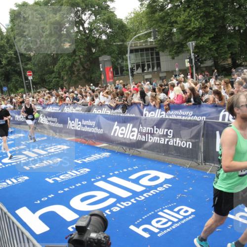 29.06.2025 - hella hamburg halbmarathon Michael Strokosch http://msf.ph/oto/8536528 29.06.2025 10:46:12 Ziel  meine-sportfotos.de