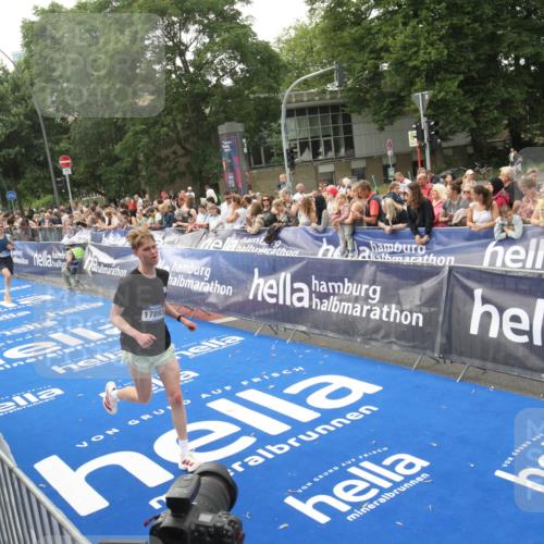 29.06.2025 - hella hamburg halbmarathon Michael Strokosch http://msf.ph/oto/8536530 29.06.2025 10:27:50 Ziel  meine-sportfotos.de