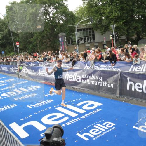 29.06.2025 - hella hamburg halbmarathon Michael Strokosch http://msf.ph/oto/8536536 29.06.2025 10:27:52 Ziel  meine-sportfotos.de