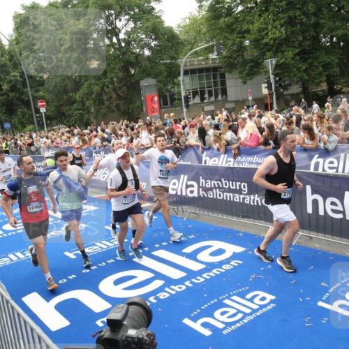 29.06.2025 - hella hamburg halbmarathon Michael Strokosch http://msf.ph/oto/8536542 29.06.2025 10:46:15 Ziel  meine-sportfotos.de