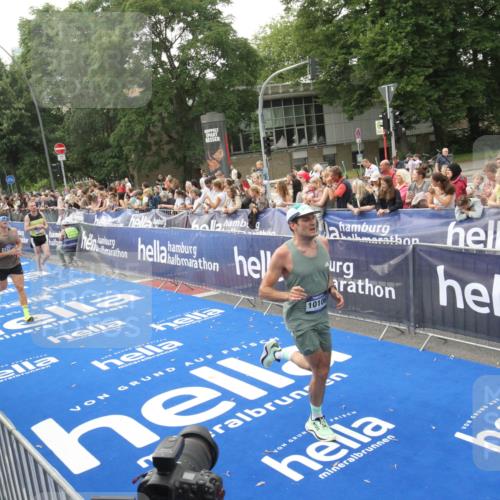 29.06.2025 - hella hamburg halbmarathon Michael Strokosch http://msf.ph/oto/8536552 29.06.2025 10:28:05 Ziel  meine-sportfotos.de
