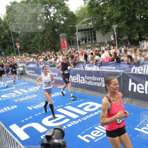 29.06.2025 - hella hamburg halbmarathon Michael Strokosch http://msf.ph/oto/8536557 29.06.2025 10:46:18 Ziel  meine-sportfotos.de