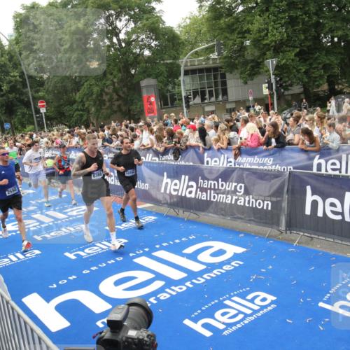 29.06.2025 - hella hamburg halbmarathon Michael Strokosch http://msf.ph/oto/8536562 29.06.2025 10:46:20 Ziel  meine-sportfotos.de