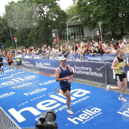 29.06.2025 - hella hamburg halbmarathon Michael Strokosch http://msf.ph/oto/8536569 29.06.2025 10:28:08 Ziel  meine-sportfotos.de