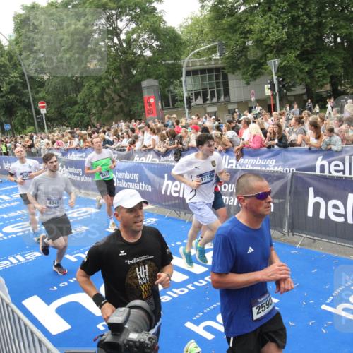 29.06.2025 - hella hamburg halbmarathon Michael Strokosch http://msf.ph/oto/8536570 29.06.2025 10:46:22 Ziel  meine-sportfotos.de
