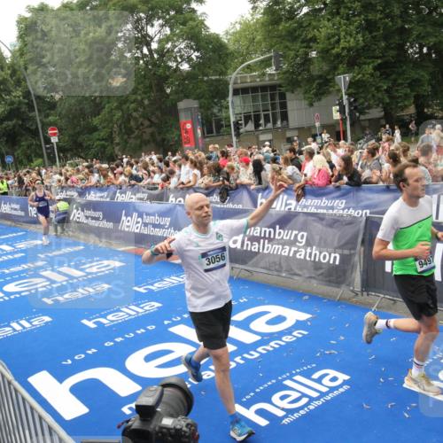 29.06.2025 - hella hamburg halbmarathon Michael Strokosch http://msf.ph/oto/8536574 29.06.2025 10:46:23 Ziel  meine-sportfotos.de
