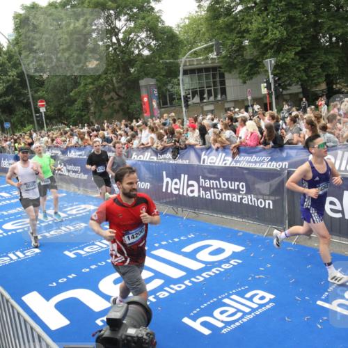 29.06.2025 - hella hamburg halbmarathon Michael Strokosch http://msf.ph/oto/8536585 29.06.2025 10:46:26 Ziel  meine-sportfotos.de