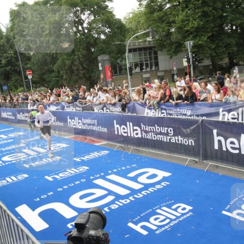 29.06.2025 - hella hamburg halbmarathon Michael Strokosch http://msf.ph/oto/8536588 29.06.2025 10:28:12 Ziel  meine-sportfotos.de