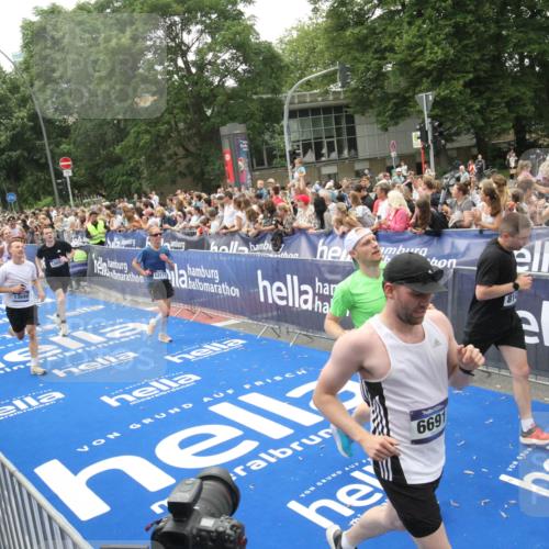 29.06.2025 - hella hamburg halbmarathon Michael Strokosch http://msf.ph/oto/8536593 29.06.2025 10:46:27 Ziel  meine-sportfotos.de
