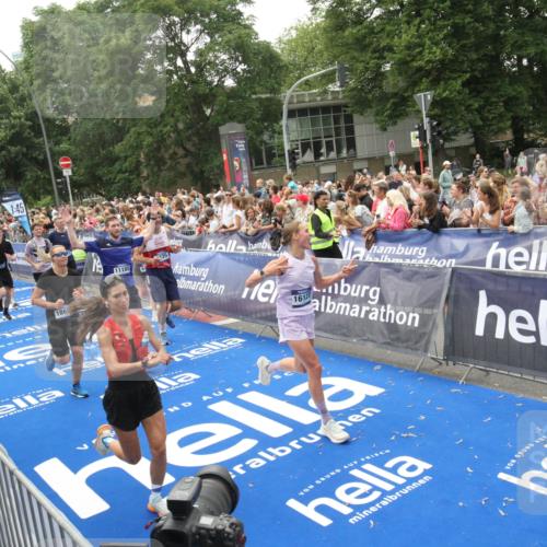 29.06.2025 - hella hamburg halbmarathon Michael Strokosch http://msf.ph/oto/8536603 29.06.2025 10:46:30 Ziel  meine-sportfotos.de