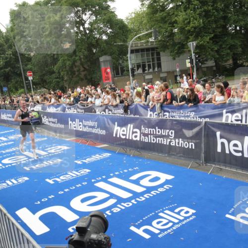 29.06.2025 - hella hamburg halbmarathon Michael Strokosch http://msf.ph/oto/8536606 29.06.2025 10:28:20 Ziel  meine-sportfotos.de