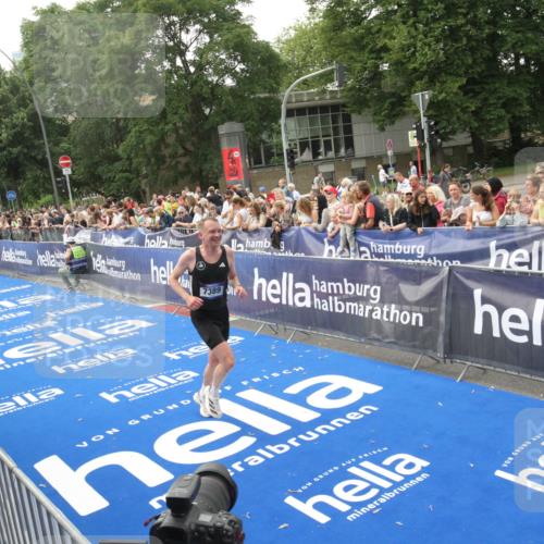 29.06.2025 - hella hamburg halbmarathon Michael Strokosch http://msf.ph/oto/8536612 29.06.2025 10:28:21 Ziel  meine-sportfotos.de