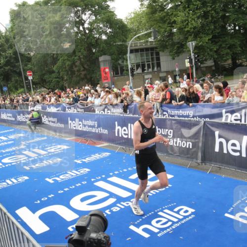 29.06.2025 - hella hamburg halbmarathon Michael Strokosch http://msf.ph/oto/8536614 29.06.2025 10:28:22 Ziel  meine-sportfotos.de