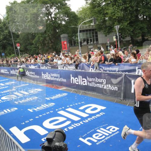29.06.2025 - hella hamburg halbmarathon Michael Strokosch http://msf.ph/oto/8536616 29.06.2025 10:28:22 Ziel  meine-sportfotos.de