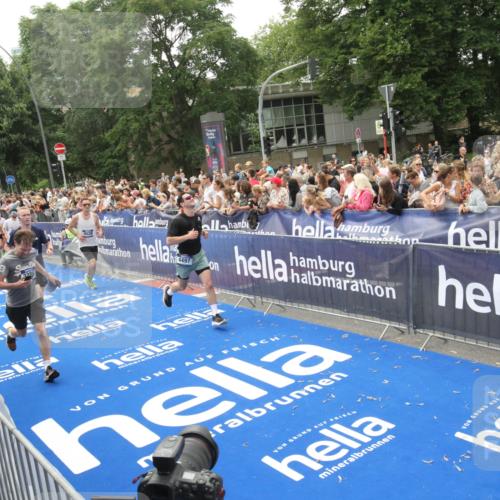 29.06.2025 - hella hamburg halbmarathon Michael Strokosch http://msf.ph/oto/8536636 29.06.2025 10:46:36 Ziel  meine-sportfotos.de