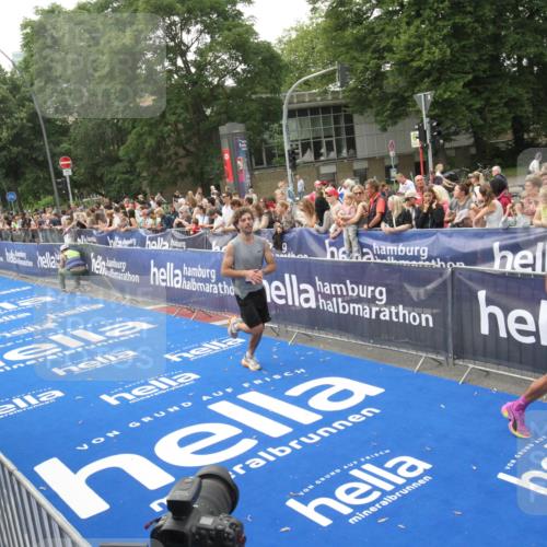 29.06.2025 - hella hamburg halbmarathon Michael Strokosch http://msf.ph/oto/8536641 29.06.2025 10:28:29 Ziel  meine-sportfotos.de