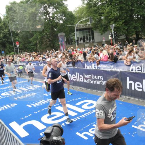 29.06.2025 - hella hamburg halbmarathon Michael Strokosch http://msf.ph/oto/8536642 29.06.2025 10:46:38 Ziel  meine-sportfotos.de
