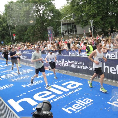 29.06.2025 - hella hamburg halbmarathon Michael Strokosch http://msf.ph/oto/8536646 29.06.2025 10:46:39 Ziel  meine-sportfotos.de