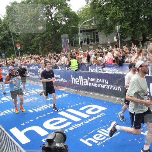 29.06.2025 - hella hamburg halbmarathon Michael Strokosch http://msf.ph/oto/8536650 29.06.2025 10:46:39 Ziel  meine-sportfotos.de