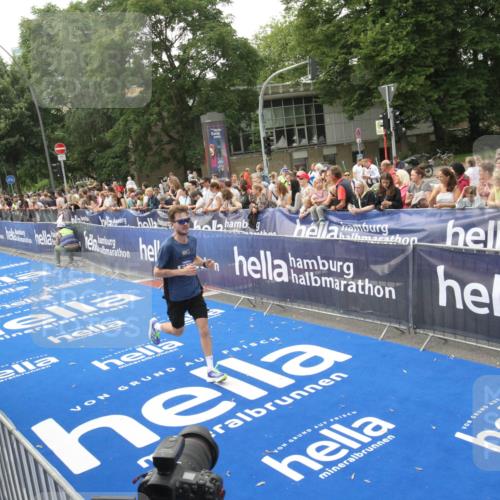 29.06.2025 - hella hamburg halbmarathon Michael Strokosch http://msf.ph/oto/8536651 29.06.2025 10:28:34 Ziel  meine-sportfotos.de