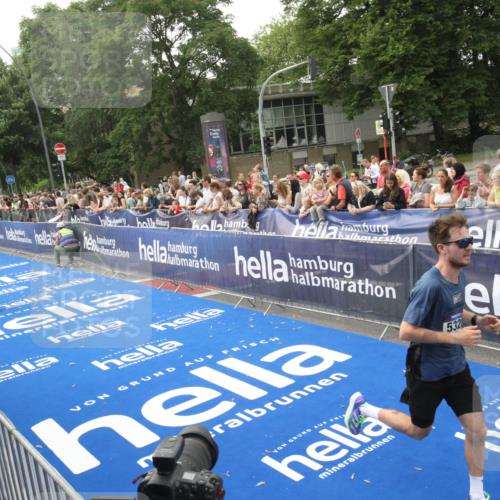 29.06.2025 - hella hamburg halbmarathon Michael Strokosch http://msf.ph/oto/8536655 29.06.2025 10:28:34 Ziel  meine-sportfotos.de