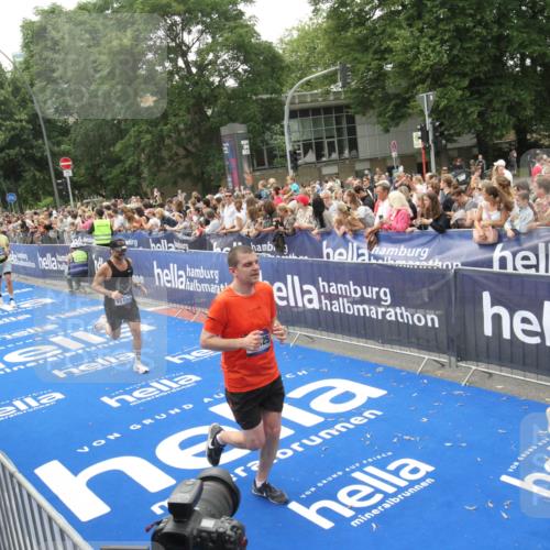 29.06.2025 - hella hamburg halbmarathon Michael Strokosch http://msf.ph/oto/8536659 29.06.2025 10:46:42 Ziel  meine-sportfotos.de