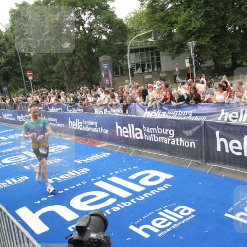 29.06.2025 - hella hamburg halbmarathon Michael Strokosch http://msf.ph/oto/8536661 29.06.2025 10:28:36 Ziel  meine-sportfotos.de