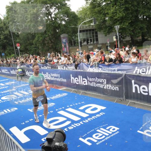 29.06.2025 - hella hamburg halbmarathon Michael Strokosch http://msf.ph/oto/8536664 29.06.2025 10:28:36 Ziel  meine-sportfotos.de
