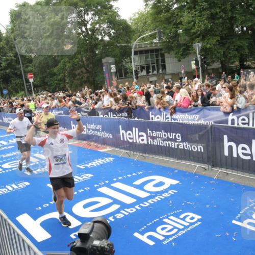 29.06.2025 - hella hamburg halbmarathon Michael Strokosch http://msf.ph/oto/8536665 29.06.2025 10:46:43 Ziel  meine-sportfotos.de