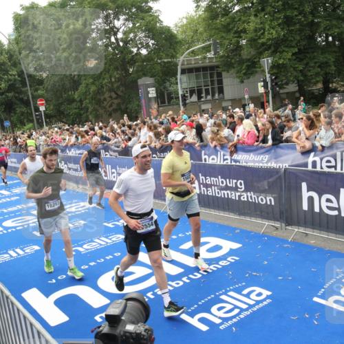 29.06.2025 - hella hamburg halbmarathon Michael Strokosch http://msf.ph/oto/8536671 29.06.2025 10:46:45 Ziel  meine-sportfotos.de
