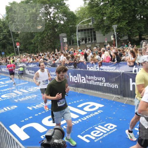 29.06.2025 - hella hamburg halbmarathon Michael Strokosch http://msf.ph/oto/8536675 29.06.2025 10:46:45 Ziel  meine-sportfotos.de