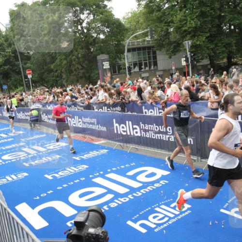 29.06.2025 - hella hamburg halbmarathon Michael Strokosch http://msf.ph/oto/8536679 29.06.2025 10:46:46 Ziel  meine-sportfotos.de
