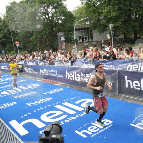 29.06.2025 - hella hamburg halbmarathon Michael Strokosch http://msf.ph/oto/8536693 29.06.2025 10:28:47 Ziel  meine-sportfotos.de