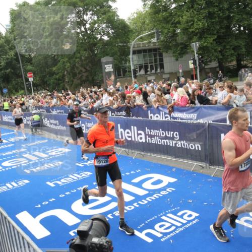29.06.2025 - hella hamburg halbmarathon Michael Strokosch http://msf.ph/oto/8536694 29.06.2025 10:46:49 Ziel  meine-sportfotos.de