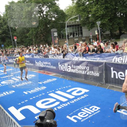 29.06.2025 - hella hamburg halbmarathon Michael Strokosch http://msf.ph/oto/8536695 29.06.2025 10:28:47 Ziel  meine-sportfotos.de