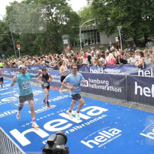 29.06.2025 - hella hamburg halbmarathon Michael Strokosch http://msf.ph/oto/8536702 29.06.2025 10:46:52 Ziel  meine-sportfotos.de
